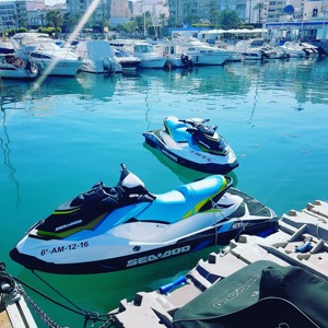 Jet Ski in vendita che offre alte prestazioni in acqua con un motore affidabile - Product Image 1