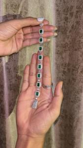 Pulsera de lujo con moissanita de corte esmeralda, pulsera tipo tenis con incrustaciones de piedras verdes, elegante pieza de joyería llamativa. - Product Image 3