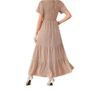 เดรสยาวพิมพ์ลายดอกเล็กๆ แบบมีระบาย แขนสั้น สไตล์โบฮีเมียน ทรงเอไลน์ ผ้าบางเบา เหมาะสำหรับฤดูร้อน เสื้อผ้าบูติกสำหรับผู้หญิง รับผลิตแบบ OEM - Product Image 5