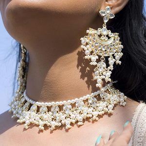 Elegante conjunto de joyería indio de perlas en capas, collar largo Kundan, pulsera de aleación de circonita, ideal para bodas, compromisos y fiestas. - Product Image 4