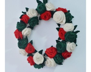 Corona Floral de Fieltro Hecha a Mano al por Mayor para Puerta Principal, Decoración de Pared para Primavera/Verano, Corona de Flores de Fieltro de Lana Personalizada - Product Image 1