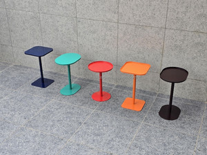 Mesa Auxiliar Delgada con Pedestal para Reposabrazos de Sofá – Mesa Lateral Compacta con Acabado Negro Mate para Salas de Estar de Suites de Hotel - Product Image 2