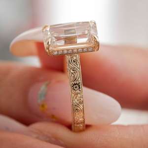 Anillo de compromiso de oro amarillo de 14 quilates con diamante de laboratorio de corte esmeralda alargado de 3.5 quilates, anillo Art Deco con banda grabada estilo antiguo - Product Image 4