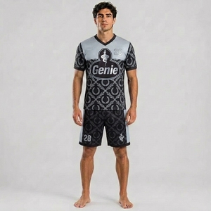 Tenue de football personnalisée haut de gamme avec maillot et short en tissu polyester flexible pour l'entraînement et les matchs de ligue. - Product Image 1