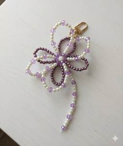 Magnifique porte-clés perlé de créateur avec broderie filigranée pour les boutiques et commerces de détail - Product Image 1
