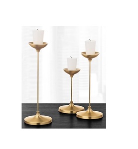 Porte-bougie décoratif moderne en métal, design élégant fait main pour hôtels, restaurants et arrangements de table festifs - Product Image 1