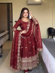 AARIKA TEXTILE Lehenga Choli en soie pure rouge, coupe classique, longueur standard, tenue de mariage traditionnelle pour femmes, style Inde Pakistan, toutes tailles - Product Image 6