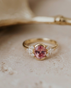 Bague de fiançailles de luxe plaquée or rose 18 carats avec accents de diamants taille poire, sertissage à griffes, style romantique, bijoux fins pour femme - Product Image 3