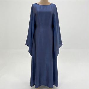 Abaya classique à manches longues avec coupe simple, légère et confortable pour un usage quotidien ou pour des occasions spéciales - Product Image 1