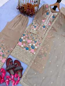 Costume en soie Chinon de style boutique exclusif avec dupatta à broderies lourdes - Product Image 3