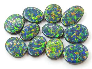 Opale synthétique australienne doublette, taille ovale, cabochon poli lisse, multichrome, effet feu, créée en laboratoire, certifiée par un tiers - Product Image 5