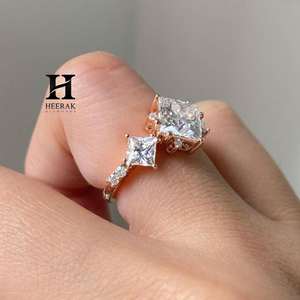 Ensemble de bagues de luxe en or rose 14 carats avec diamant de laboratoire taille princesse, trois pierres et sertissage à griffes en forme de boussole pour femme - Product Image 2