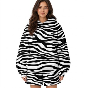 Sudadera con capucha de manga larga con estampado de camuflaje de ramas de árbol rosas y hojas de roble y pantalones cortos cómodos a juego - Product Image 2