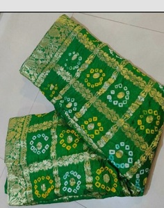 Sari de Seda Pura de Lujo con Bordado Bandhani, Adorno Zari y Pallu de Diseño Elaborado, para Bodas Tradicionales - Product Image 3