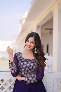 Magnifiques robes Anarkali pour femmes en tissu Georgette effet fleuri, ornées de paillettes et de Zari, avec broderie en pipe. - Product Image 6