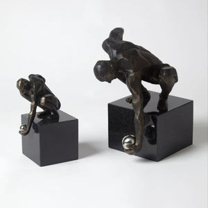 Sculpture en aluminium de luxe abstraite représentant un homme accroupi avec une boule métallique, faite à la main, moderne, pour la décoration de table, de bureau ou comme cadeau. - Product Image 3