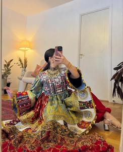 ชุดเจ้าสาวแบบอัฟกันคูชีแท้ๆ ลายหลากหลาย โดดเด่นด้วยงานปักลายปะติดหลากสีสัน และพู่ห้อยประดับเหรียญอย่างหนักแน่น - Product Image 4