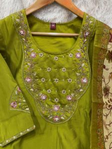 Conjunto de Kurti de Seda Marina Premium Bordado en Verde, de Secado Rápido, Diseño Floral, Corte Regular, para Mujer, Estilo Indio-Pakistaní - Product Image 4