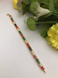 Bracelet élégant en laiton de qualité supérieure avec de véritables perles et placage or, design tendance pour les fêtes, les mariages et les événements, pour femmes - Product Image 3