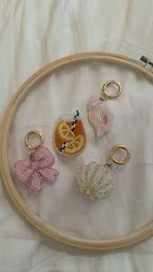 Porte-clés en perles de rocaille en forme de truite, avec fermoir mousqueton en métal doré, fait main, accessoire de sac, cadeau, en forme de poisson perlé - Product Image 2