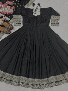 Robe longue traditionnelle indienne et pakistanaise noire en rayonne brodée avec des détails argentés, coupe classique, pour les mariages - Product Image 2
