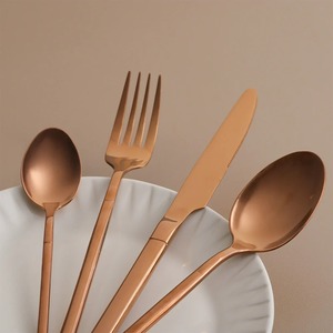 Ensemble de couverts modernes en or rose, finition mate, résistant au lave-vaisselle, couverts en métal pour les dîners de mariage - Product Image 1