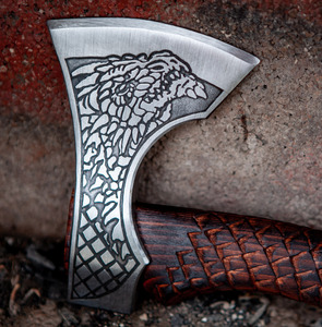 Hache Viking personnalisée en acier au carbone, fabriquée à la main, avec fourreau en cuir de qualité industrielle et manche en bois, pour couper la pizza et le camping (2026) - Product Image 4