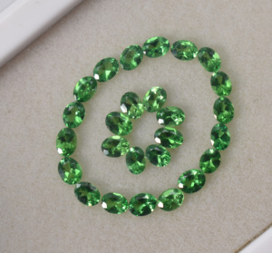 Tsavorita natural verde intenso, corte ovalado, 4x3 mm, tamaño melee, limpieza óptica, gema suelta para joyería. - Product Image 6