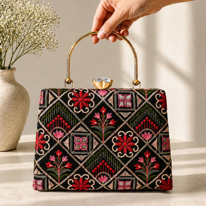 Pochette de soirée noire à broderie florale géométrique avec rabat, haute qualité, faite à la main, de créateur IRYA LIFESTYLE, avec chaîne - Product Image 1