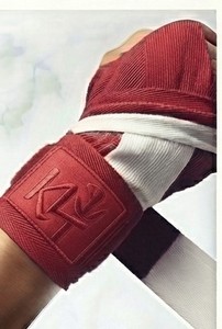 ที่รัดข้อมือ KT ผ้าแคชเมียร์ สีแดงขาว กันลื่น ระบายอากาศได้ดี ปิดด้วยแถบตีนตุ๊กแก ป้องกันอย่างมืออาชีพ ใช้ได้ทั้งชายและหญิง สำหรับยกน้ำหนัก - Product Image 6