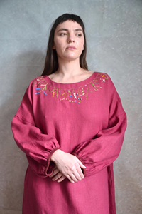 Vestido Túnica de Lino Puro Bordado a Mano, Diseño Floral Artesanal en el Cuello, con Elegantes Mangas Abullonadas y Estilo Boho Sostenible - Product Image 5