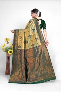 Sari en soie Banarasi traditionnel, tissé avec des fils dorés Zari, sari de mariage indien disponible au prix de gros - Product Image 2