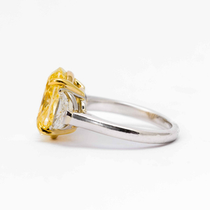 Anillo de Tres Piedras de Diamante Amarillo de Corte Ovalado de 5.00Ct, Oro Blanco de 14K, VS2, Cultivado en Laboratorio, Joyería de Compromiso de Lujo, Estilo de Diseñador - Product Image 3