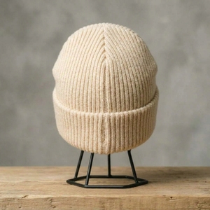 Gorro de Punto Color Crema Borgoña Personalizado, Unisex, Estilo Urbano, con Logo Gráfico, Cálido y Moderno - Product Image 6
