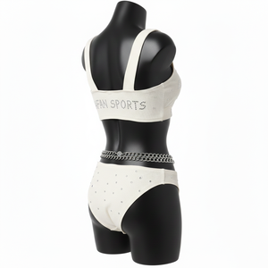 Conjunto de bikini premium para mujer, de nailon y spandex acanalado, color blanco, elástico, con pedrería y logotipo personalizado por transferencia térmica. - Product Image 5