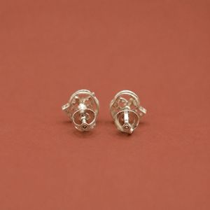 Élégantes boucles d'oreilles à clous en diamant incurvées avec un design pavé à double spirale - Product Image 5