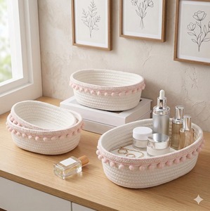 Juego de 3 cestas de macramé blancas con diseño de pompones para almacenamiento de productos de cuidado de la piel y maquillaje, organizador elegante para el hogar, procedentes de la India. - Product Image 2