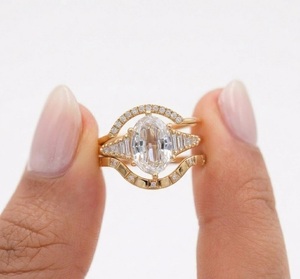 แหวนหมั้นเพชรทรงรีเจียระไนแบบสเต็ปคัท ทองคำแท้ 14K เพชรเลี้ยงในห้องปฏิบัติการ พร้อมเพชรทรงบาแก็ตต์ไล่ระดับ และชุดแหวนแต่งงานแบบวงโค้ง 2 วง - Product Image 6