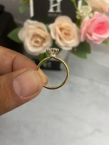Anillo de Compromiso Solitario con Diamante Cultivado en Laboratorio de Corte Redondo Clásico para Mujer - Product Image 3
