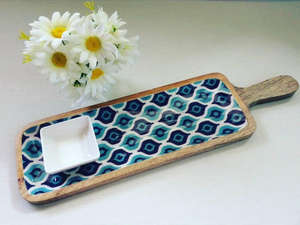 Tabla de Servir Larga de Madera de Nogal de Lujo con Mango, Tabla de Charcutería Versátil para Delicias Culinarias, Ranura para Jugos Reversible - Product Image 3