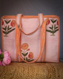 Bolso Tote Acolchado con Estampado Artesanal – Bolso de Hombro de Algodón con Diseño Floral Rosa y Naranja - Product Image 2