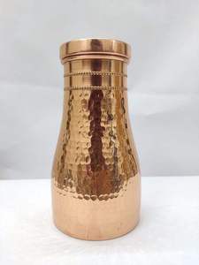 Carafe à boisson artisanale en cuivre avec deux tasses assorties, finition martelée, vaisselle réutilisable, ensemble cadeau pour la cuisine - Product Image 6