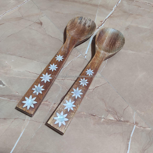 Ensemble de serveurs à salade en bois fait main avec incrustation de nacre, comprenant une cuillère et une fourchette, compatible micro-ondes et four, ustensiles de cuisine de 12 pouces - Product Image 1