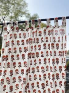 ผ้าม่านพิมพ์ลายบล็อกด้วยมือแบบขายส่ง ผ้าฝ้ายสำหรับหน้าต่าง ผู้ผลิตสิ่งทอจากอินเดีย รับผลิตตามสั่ง (OEM) ผู้จัดจำหน่ายผ้าม่านแบบกำหนดเอง - Product Image 2