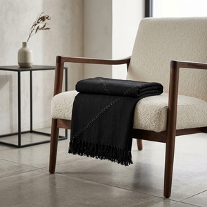 Jeté décoratif noir en tissu doux tissé, uni, long et léger, pour la maison, comme écharpe, châle ou couvre-lit de canapé - Product Image 5