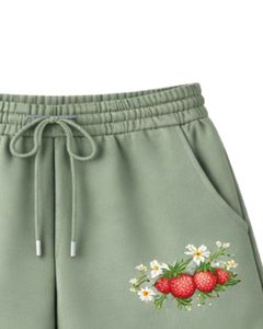 Ensemble crop top et short vert sauge pour femme, broderie fraise, tenue deux pièces en molleton de coton, vêtements de détente, fabricant en gros - Product Image 6