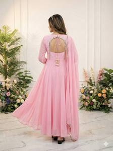 Traje de Noche de Georgette con Bordado Intenso para Colección Festiva y de Bodas - Product Image 4