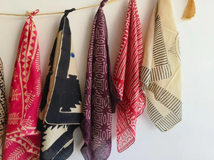 ผ้าพันคอผ้าฝ้ายทำมือลายชนเผ่าทรงสี่เหลี่ยมจาก Naaz Textile ลายพิมพ์ดอกไม้แบบวาดด้วยมือ ชุดผ้าพันคอและเนคไท เนื้อผ้านุ่มสบายผิว เหมาะสำหรับฤดูร้อน - Product Image 2