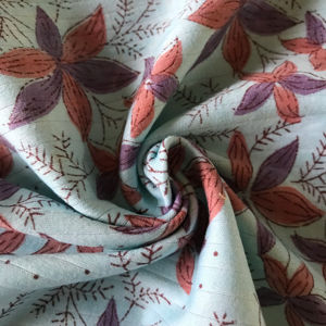 Tela de algodón india estampada a mano con motivos florales de hojas en tonos óxido y ciruela sobre base clara - Product Image 2