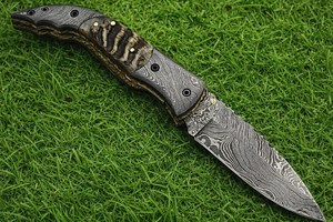Couteau pliant artisanal en acier Damas de qualité industrielle avec manche en corne de bélier et étui en cuir pour le camping en plein air - Product Image 2